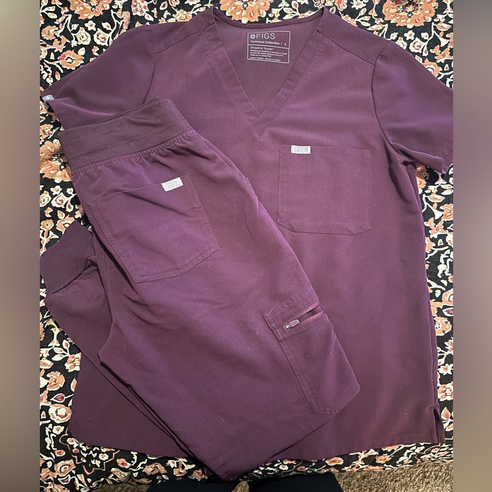 Figs purple set with orange strings